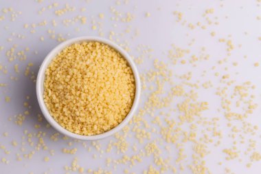 Beyaz arka plan üzerine izole beyaz seramik kase kuru kuskus