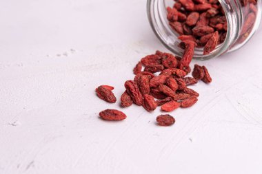 Beyaz arka plan üzerinde izole bir bardak Goji çilek,.