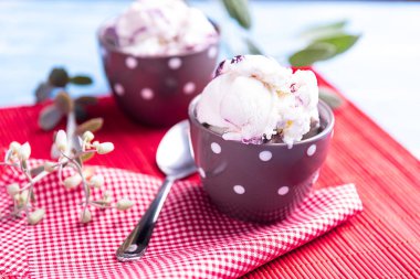 Lezzetli dondurmalar masada. 