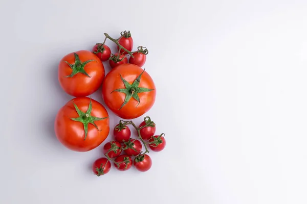 Σωρός Από Κόκκινα Σταφύλια Και Κανονικές Ντομάτες Απομονωμένα Λευκό Φόντο — Φωτογραφία Αρχείου