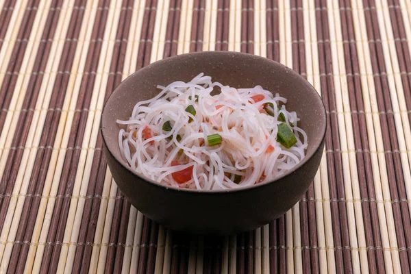 Salada Asiática Com Macarrão Arroz Legumes Tigela Fundo Madeira — Fotografia de Stock