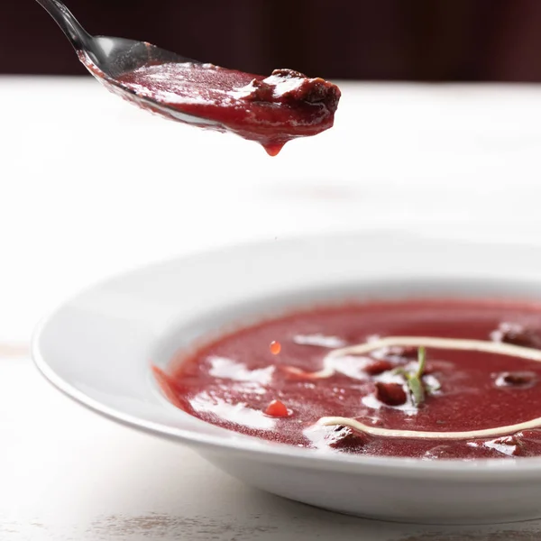 Sopa Beterraba Deliciosa Com Creme Leite Uma Placa Branca Fundo — Fotografia de Stock