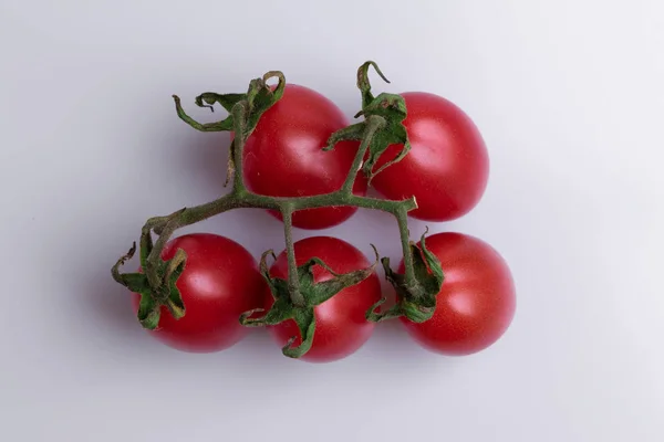 Κλαδί Ντομάτας Σταφύλι Κεράσι Σωρός Από Κόκκινες Ντομάτες Απομονωμένες Λευκό — Φωτογραφία Αρχείου