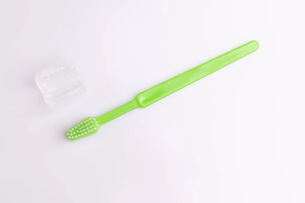 白い背景に隔離された保護キャップ付き歯ブラシ — ストック写真