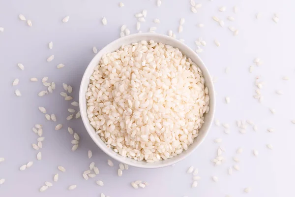 Italská Rizoto Rýže Bílé Keramické Misce Bílém Pozadí — Stock fotografie