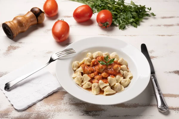 Italienische Tortellini Capeletti Agnolini Mit Tomatensauce Einem Weißen Teller Auf — Stockfoto