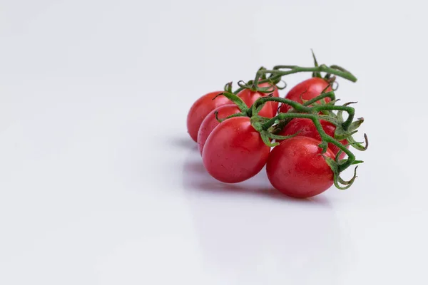 Κλαδί Ντομάτας Σταφύλι Κεράσι Σωρός Από Κόκκινες Ντομάτες Απομονωμένες Λευκό — Φωτογραφία Αρχείου