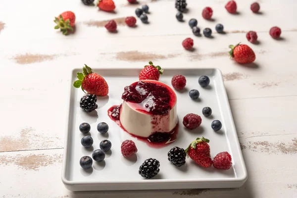 Delicioso Postre Italiano Panna Cotta Con Salsa Bayas Bayas Frescas —  Fotos de Stock