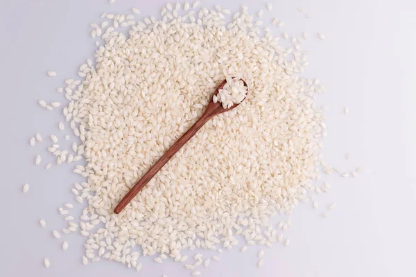 Beyaz arka plan üzerinde tahta bir kaşık İtalyan Risotto pirinç üst görünümü.