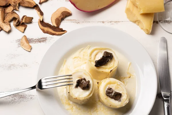 Hausgemachte Rondelli Mit Vier Käsesorten Und Pilzsoße Weißem Teller Auf — Stockfoto