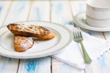 Brezilya usulü tatlı Rabanadas tostları pudra şekeri ve bal küpü, açılı manzara, klasik ahşap masa arka planı. Geleneksel Noel Tavşanları. İspanyol Torrijaları 