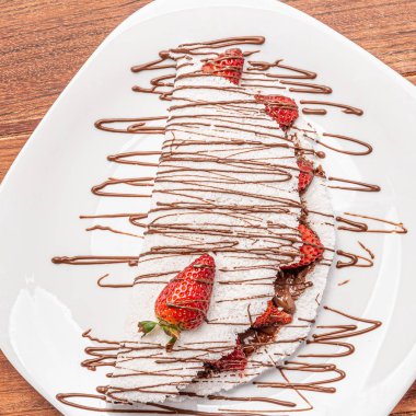 Tapyoka ahşap arka plan üzerinde çilek ile dolu. manyoktan yapılan gözleme (ayrıca casabe, bammy, beiju, bob, biju olarak da bilinir).