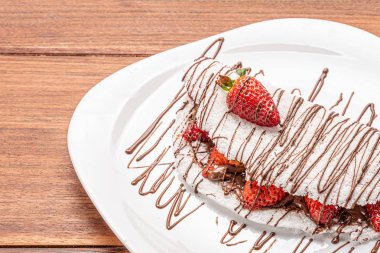 Tapyoka ahşap arka plan üzerinde çilek ile dolu. manyoktan yapılan gözleme (ayrıca casabe, bammy, beiju, bob, biju olarak da bilinir).