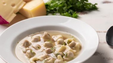 Taze capeletti çorbası; Capeletti brodo - İtalyan mutfağı