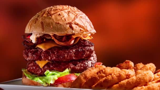 Hamburger Dvojitý Burger Sýr Slanina Rajčatový Salát Cibule Kroužky Izolované — Stock video