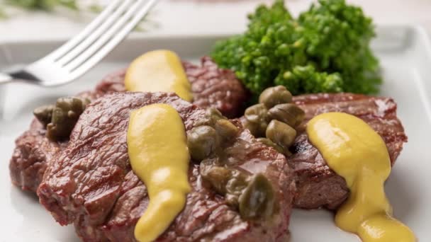 Filet Mignon Dengan Saus Caper Dan Mustard Brokoli Penggiling Lada — Stok Video