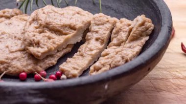Sahte et. Et analogu (alternatif, vekil, taklit, taklit, vejetaryen, vejetaryen) et. Buğday glüten, seitan, mianjin, milgogi, glüten eti olarak da bilinir. Ahşap arkaplan.