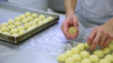 Coxinha de Frango 'nun üretimi. Geleneksel Brezilya atıştırmalıkları. Tavukla doldurulmuş.