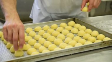 Coxinha de Frango 'nun üretimi. Geleneksel Brezilya atıştırmalıkları. Tavukla doldurulmuş.