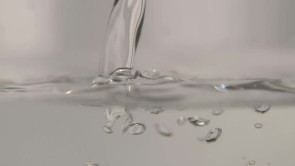 Wasser Gießen Und Blasen Machen — Stockvideo