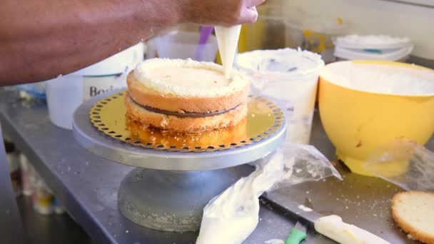 Sütőipari Szakács Piping Krém Kitöltése Egy Szivacs Torta — Stock videók