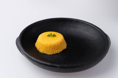 Brezilya Kuzeydoğu Kuskusu (Kuzen Nordestino). Beyaz arkaplanda kuskus