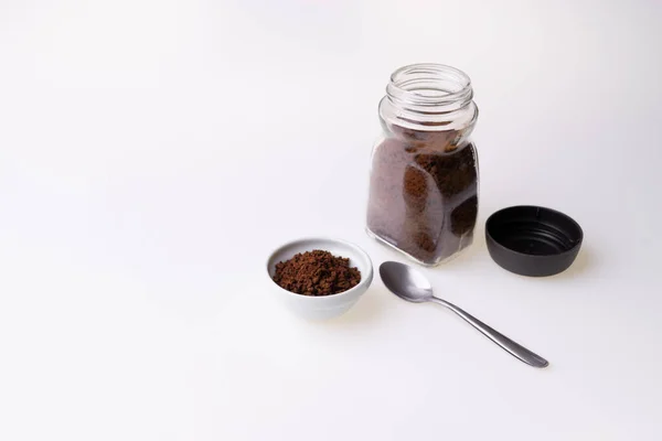 Instant Granulat Kaffee Aus Einer Kaffeetasse Auf Weißem Hintergrund — Stockfoto