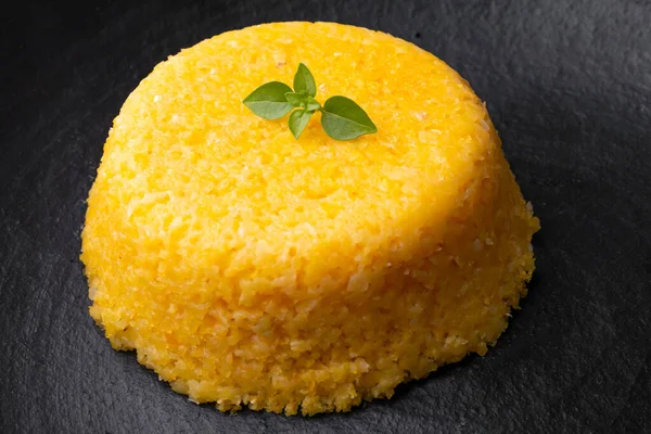 Brasilianischer Nordost Couscous Cuscuz Nordestino Mais Couscous Auf Schwarzem Hintergrund — Stockfoto