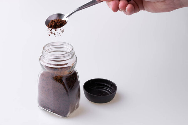 Мгновенный гранулированный кофе из чашки кофе на белом фоне