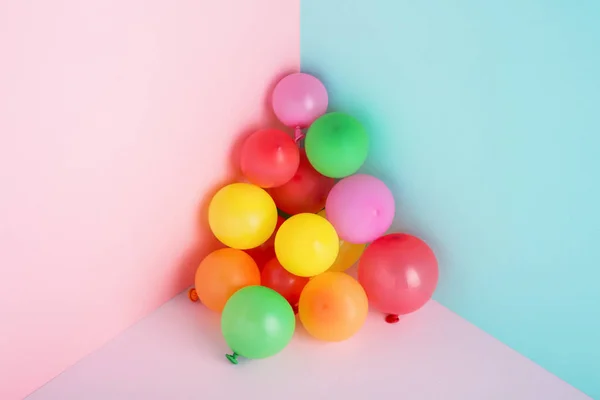 Kleurrijke Ballonnen Zijn Hoek Trendy Pastel Achtergrond Met Kopie Ruimte — Stockfoto