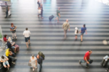 Bagaj Havaalanı terminal ya da Tren İstasyonu alan, soyut bulanık yürüyen insanlar. Ulaşım ve plan yolcu.