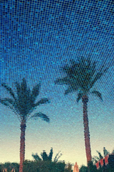 日落时分 热带棕榈树在游泳池的蓝水中反射 抽象的夏天异国情调的背景 度假村设计卡 — 图库照片
