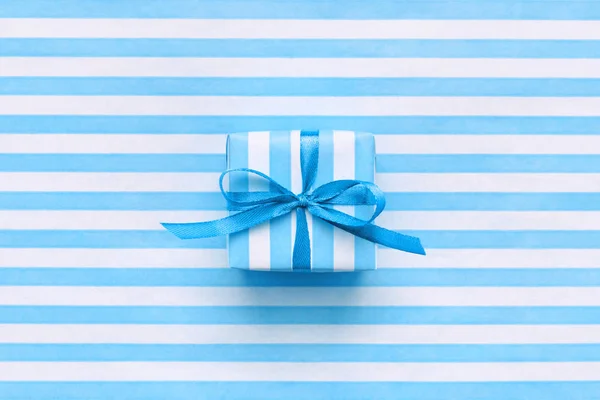 Coffret Cadeau Festif Sur Papier Emballage Rayé Bleu Blanc Minimal — Photo