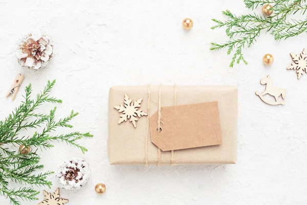 Papier Kraft Cadeau Noël Avec Étiquette Vide Sur Fond Blanc — Photo