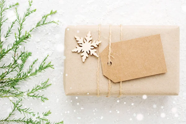 Cadeau Noël Emballé Dans Papier Kraft Avec Étiquette Vide Bokeh — Photo
