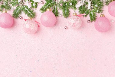 Noel sınır Noel süsler, decoratoin, köknar pastel pembe üzerinde. Yeni yıl arka plan kopya alanı ile.