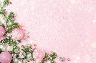 Yeni yıl süsleri, köknar ve pastel pembe karda Noel çerçeve. Kış tatili, yeni yıl arka plan kopya alanı ile.