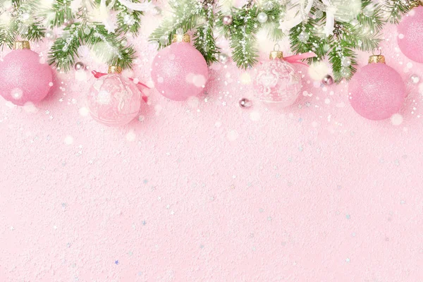 Frontera Navideña Los Ornamentos Año Nuevo Abeto Nieve Sobre Rosa — Foto de Stock