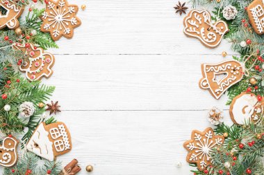 Rustik süsler, çam dalları ve beyaz tahta xmas arka plan Gingerbread çerezleri Noel çerçeve. Kopya alanı.