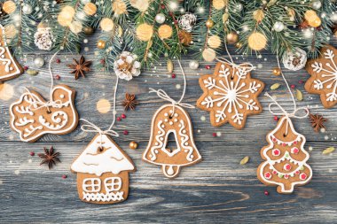 Garland ışıklar, kar ve ladin parlayan Gingerbread çerezleri Noel süsleri. Parlak yeni yıl tebrik kartı.