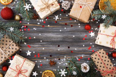 Noel hediye kutuları ile dekore edilmiş Festival tablo üzerinde yıldız ve süs eşyaları ışıltı. Sarılmış hediyeler, tatil arka plan çerçevesinde.