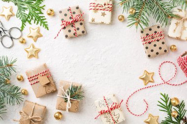 Noel hediye kutuları, süslemeleri, Fırıncılar sicim ve ladin beyaz arka plan üzerinde. Sarılmış hediyeler, Noel hazırlık. Kopya alanı.