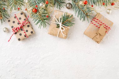 Noel kenarını dekore edilmiş Noel hediye kutuları, süs eşyaları ve ladin beyaz arka plan üzerinde. Tatil çerçeve, kopya alanı, düz yatıyordu.