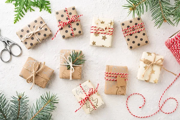 Nombreux Coffrets Cadeaux Noël Boulangers Ficelle Épicéa Sur Table Blanche — Photo