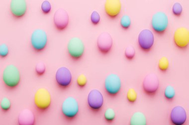 Pembe arka plan üzerinde Pastel renkli Paskalya yumurtası deseni