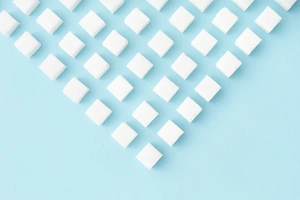 Padrão de cubos de açúcar no fundo azul geometria mínima abstrato flat lay — Fotografia de Stock