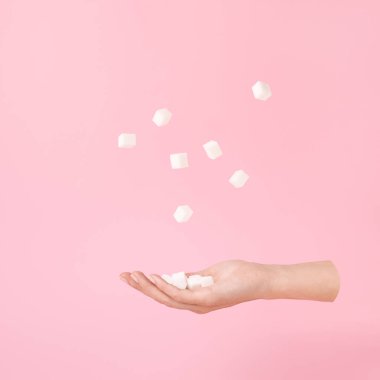 Uçan el ve şeker küpleri pembe Minimal veya sürrealizm tarzı levitation.