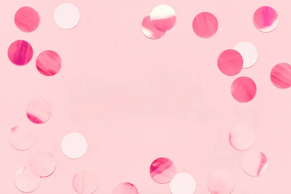 Cadre festif de Confetti sur fond rose pastel tendance . — Photo