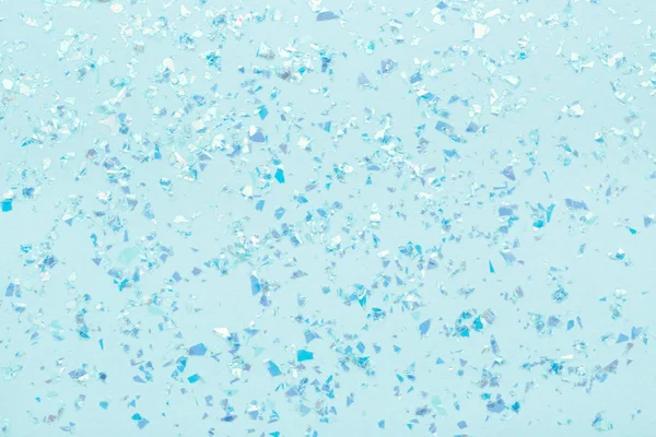 Blauwe gloeiende mica glitter op pastel blauwe trendy abstracte achtergrond. — Stockfoto