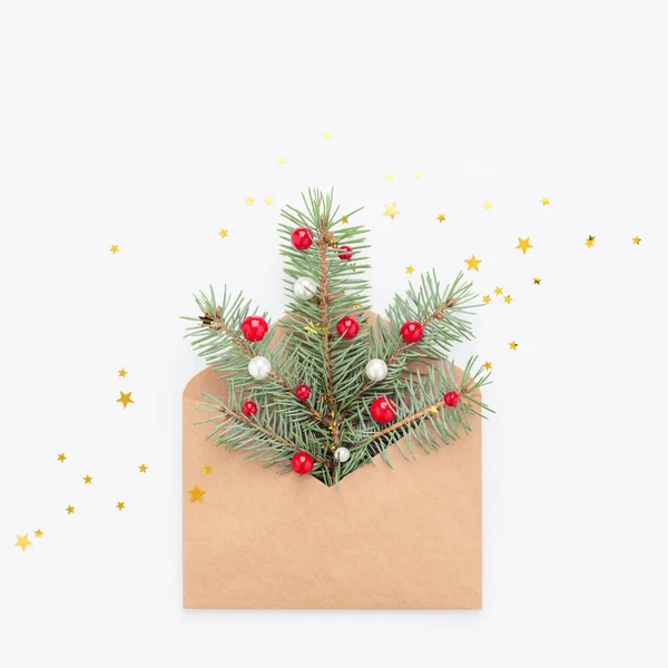 하얀 배경 위에 배 봉투에 새겨진 크리스마스 트리 상징. — 스톡 사진